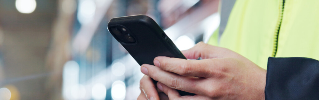 Henkilö puhelimella